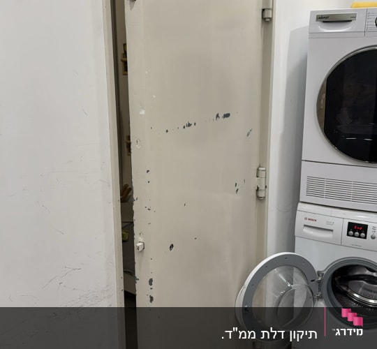 דלת פתוחה ליד מכונת כביסה